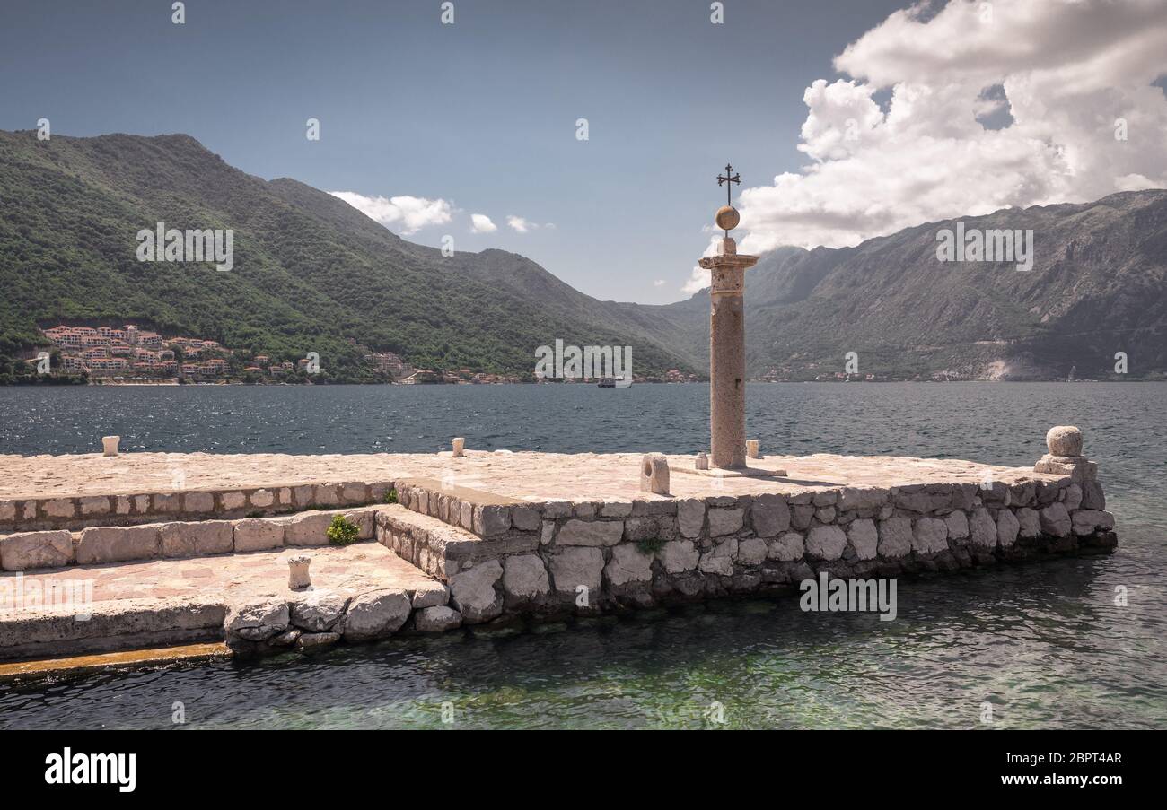 Perast, Monténégro - 07.11.2018. Sur la jetée de l'île, près de l'ancienne église dans la baie de Kotor, Monténégro Banque D'Images