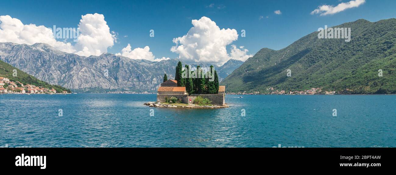 Île de Saint George, dans la baie de Kotor, Monténégro, dans un jour d'été ensoleillé Banque D'Images