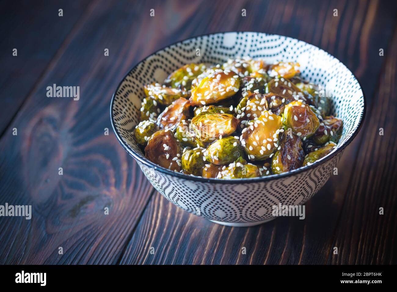 Bol de choux de bruxelles rôtis avec la sauce teriyaki Banque D'Images