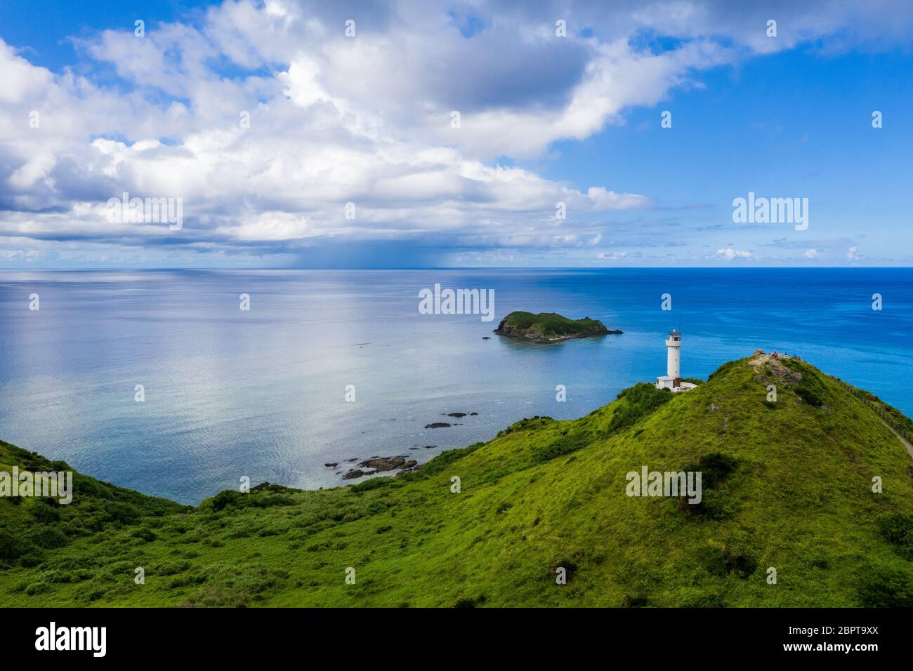 Vue de dessus du cap Hirakubozaki sur l'île Ishigaki avec le soleil Banque D'Images