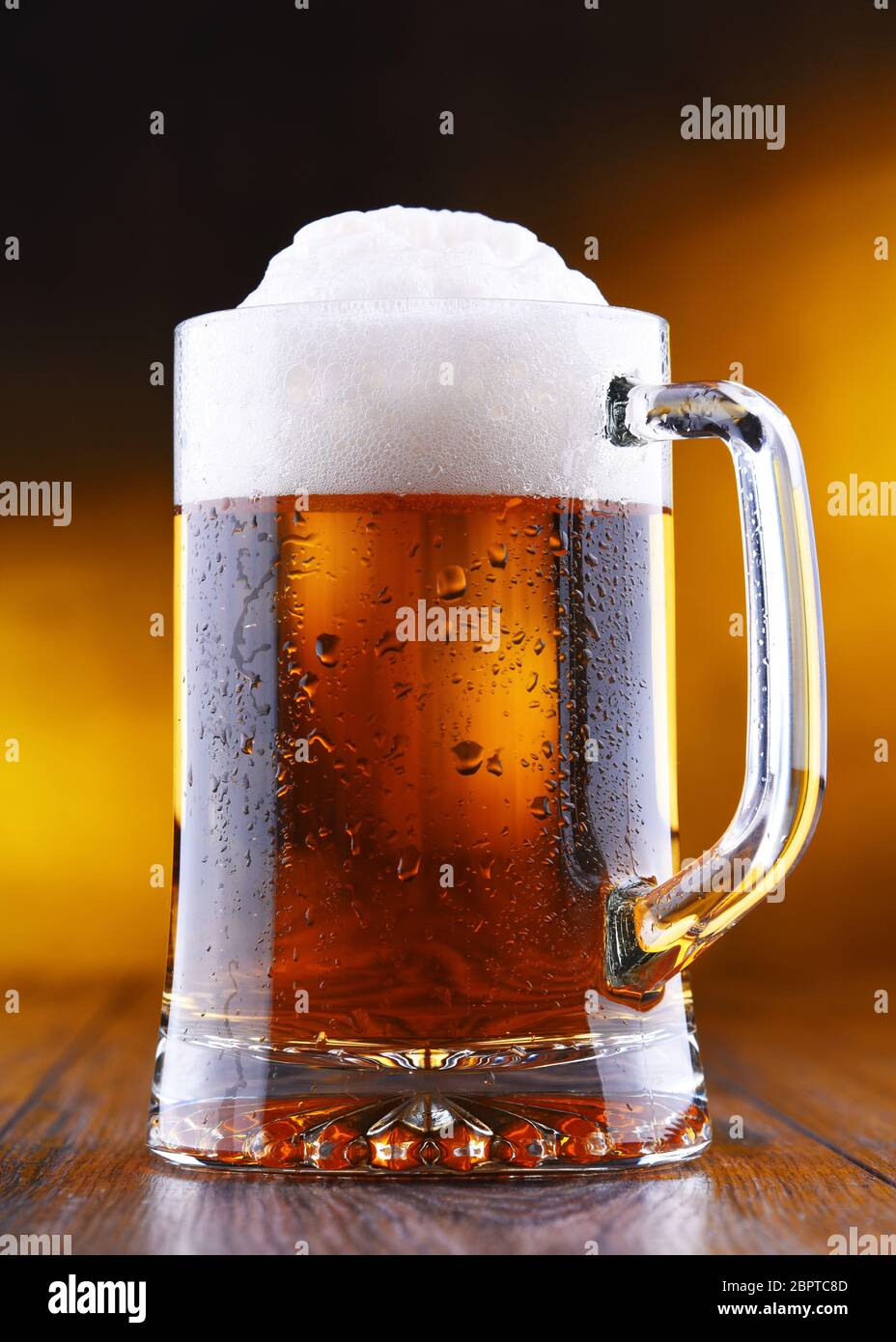 La composition avec verre de bière pression Photo Stock - Alamy