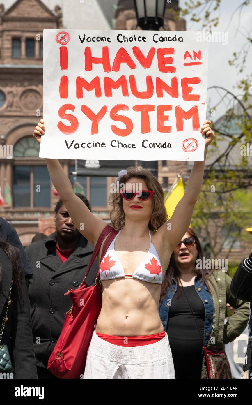 Une femme proteste contre les vaccins obligatoires lors d'un rassemblement visant à mettre fin à la fermeture de la COVID-19 à l'extérieur de l'Assemblée législative de l'Ontario, à Queen's Park, à Toronto. Banque D'Images