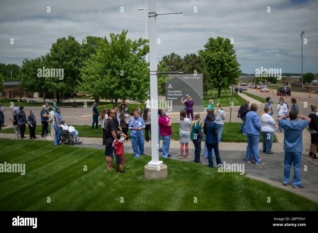 Manhattan, Kansas, États-Unis. 19 mai 2020. Les travailleurs de la santé de l'Ascension via Christi Hospical Line le trottoir pour voir l'opération Kansas Strong survol mardi. La 190ème Escadre de ravitaillement en vol de la garde nationale aérienne du Kansas a survolé Manhattan, Kansas, à 13:13 pour saluer les travailleurs de la santé, les premiers intervenants et les autres travailleurs de première ligne dans la lutte contre le COVID-19. L'opération Kansas Strong a débuté à Emporia, au Kansas, et a survolé Manhattan, Lawrence et Topeka, au Kansas. Crédit: Luke Townsend/ZUMA Wire/Alay Live News Banque D'Images