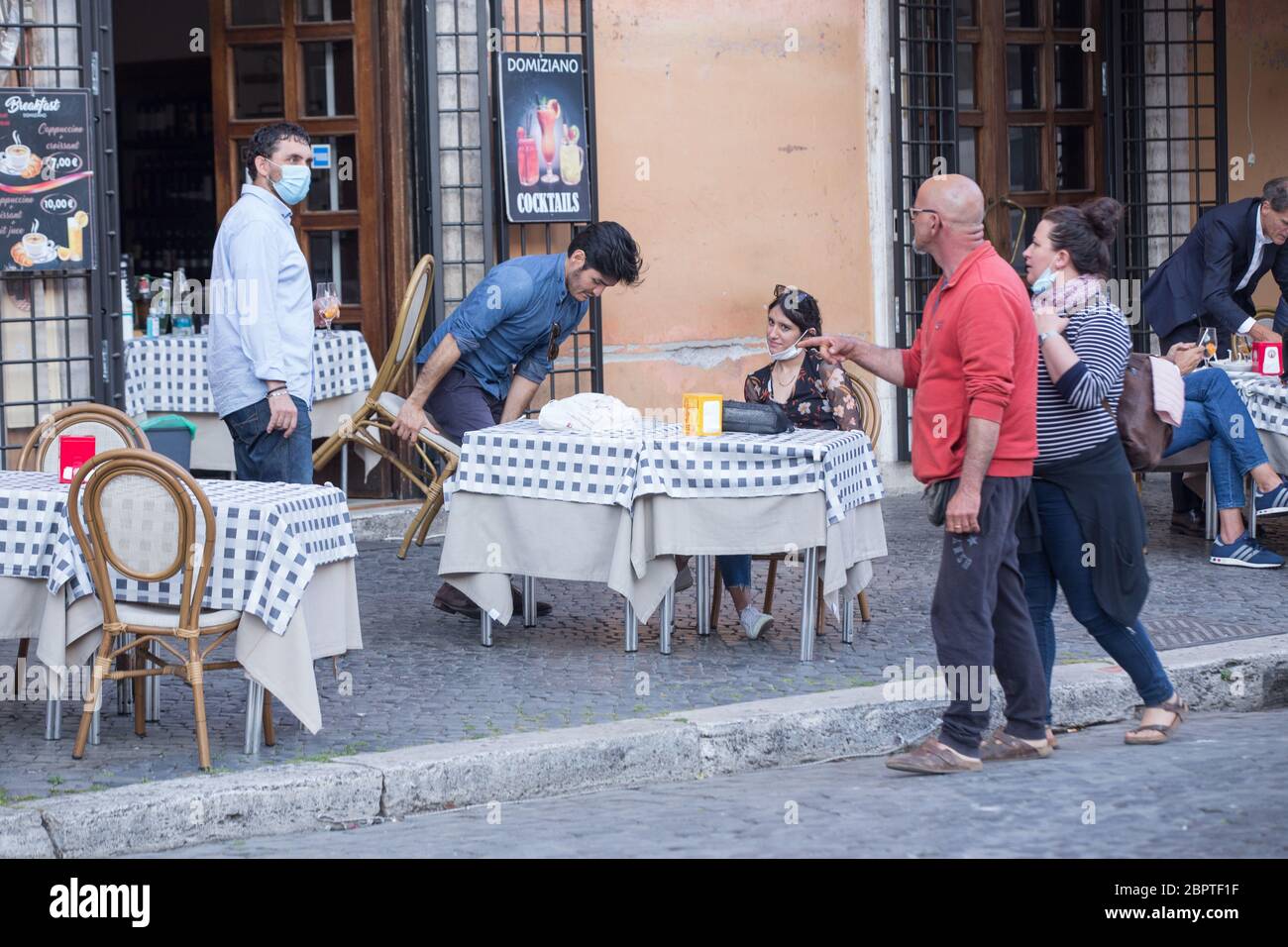 Roma, Italie. 19 mai 2020. Les gens dans un restaurant de la Piazza Navona à RomeSome les restaurants du centre de Rome ont rouvert après le décret du gouvernement italien. Certains ont également commencé à faire un apéritif. (Photo de Matteo Nardone/Pacific Press) crédit: Agence de presse du Pacifique/Alamy Live News Banque D'Images