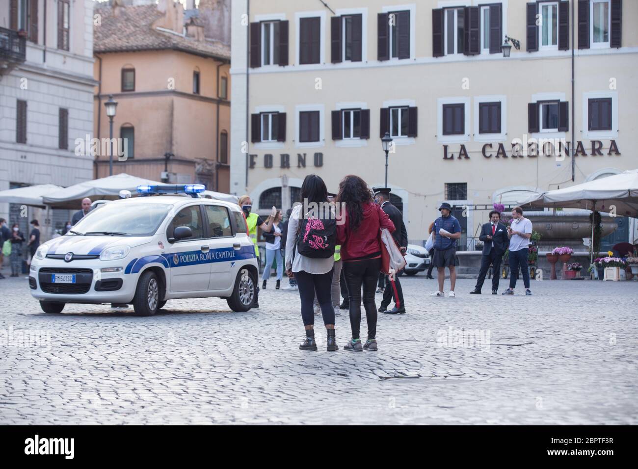 Roma, Italie. 19 mai 2020. Les gens de Campo dei Fiori dans les restaurants RomeSome dans le centre de Rome ont rouvert après le décret du gouvernement italien. Certains ont également commencé à faire un apéritif. (Photo de Matteo Nardone/Pacific Press) crédit: Agence de presse du Pacifique/Alamy Live News Banque D'Images