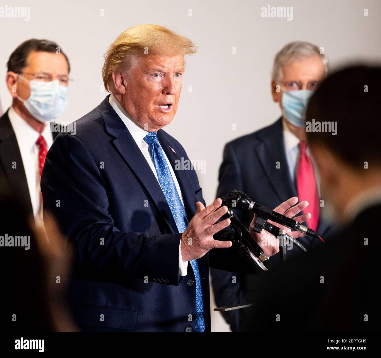 Le président Donald Trump s'entretient avec la presse après avoir assisté au déjeuner du caucus républicain au Hart Senate Office Building. Banque D'Images