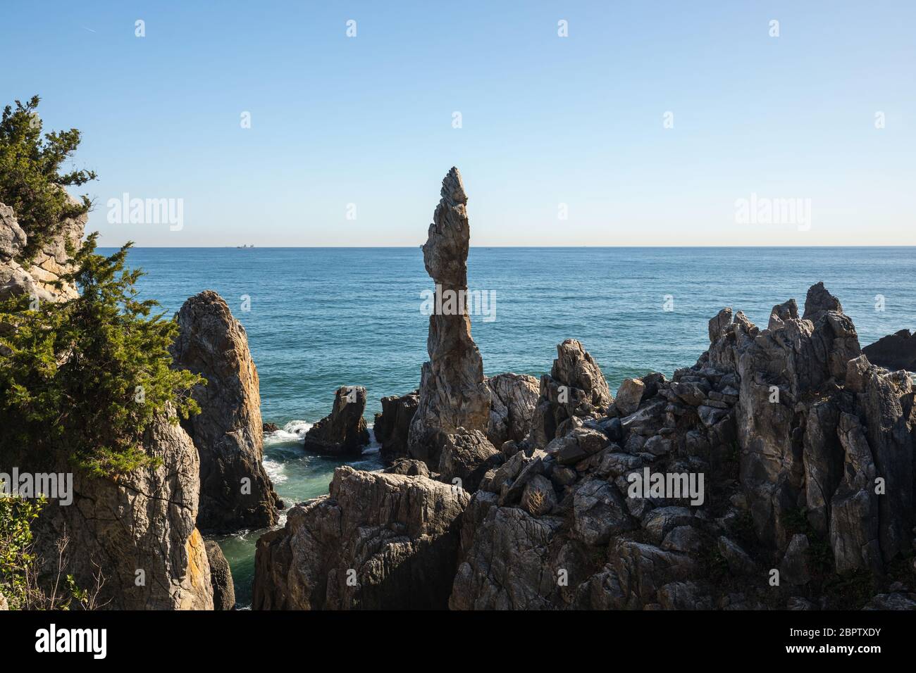 Paysage de mer avec de magnifiques rochers naturels. Gangwon-do de la mer de l'est, Corée Banque D'Images