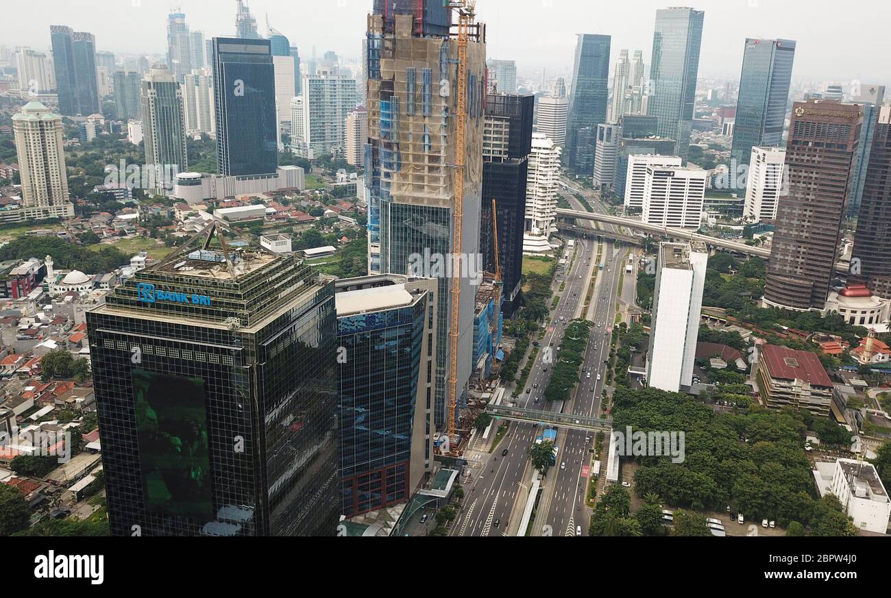 (NOTE DE LA RÉDACTION : image prise avec drone) un aperçu d'un bâtiment à plusieurs étages dans la région de Sudirman à Jakarta et une vue de la rue Semanggi. La croissance économique nationale en Indonésie a été enregistrée à 2.97% (yoy) au premier trimestre de 2020, en baisse par rapport à 4.97% (yoy) au cours de la période précédente. Les données d'avril 2020 indiquent un ralentissement économique persistant, tel que reflété par les baisses révélées dans le dernier sondage sur les ventes au détail et l'indice des directeurs des achats. La Banque d'Indonésie prévoit une croissance économique plus faible, conformément à l'impact de la COVID-19. Cependant, en 2021, la croissance économique devrait rebondir sur l'écologie mondiale Banque D'Images