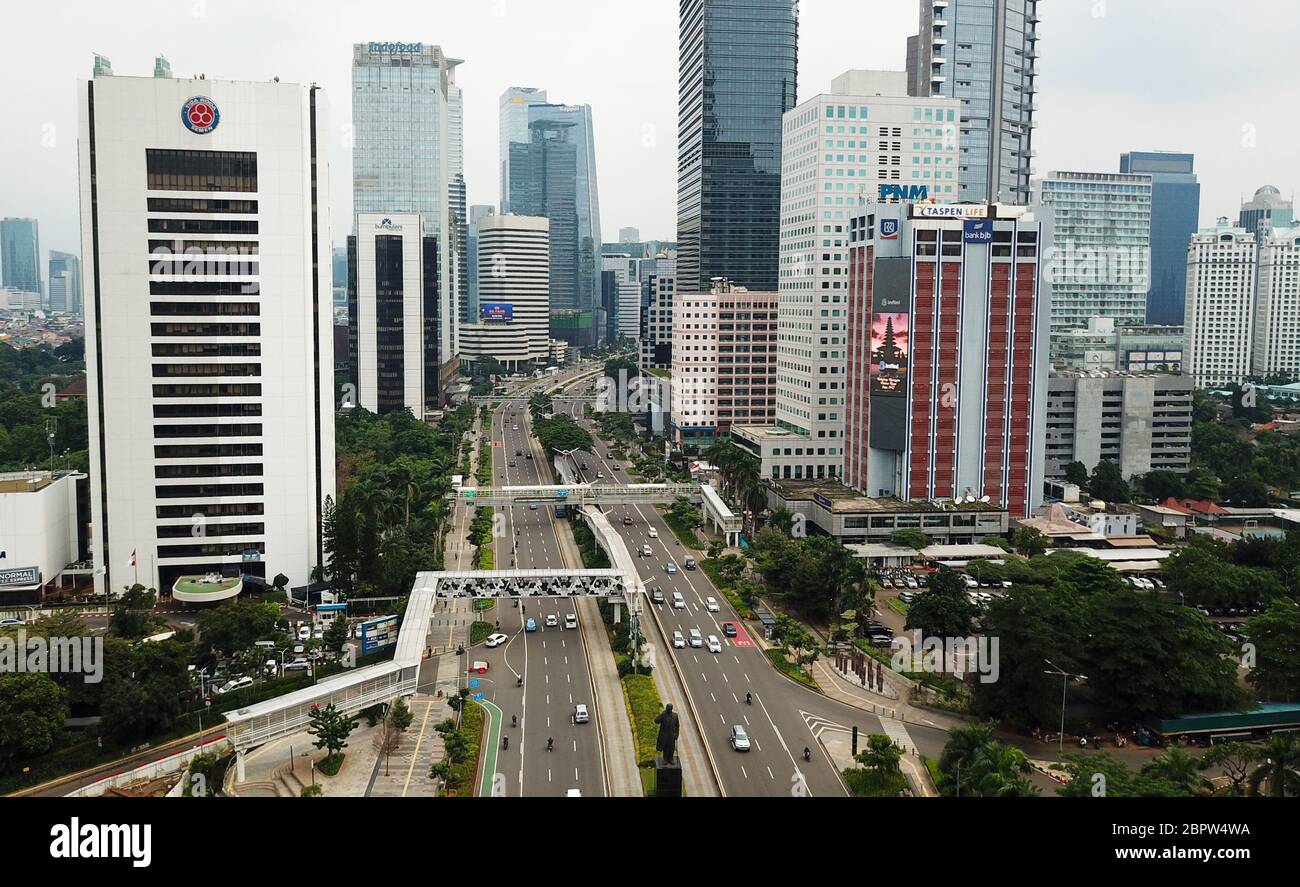 Jakarta, Jakarta, Indonésie. 23 mars 2020. (NOTE DE LA RÉDACTION : image prise avec drone) un aperçu d'un bâtiment à plusieurs étages dans la région de Sudirman à Jakarta et une vue de la rue Semanggi. La croissance économique nationale en Indonésie a été enregistrée à 2.97% (yoy) au premier trimestre de 2020, En baisse par rapport à 4.97 % (année précédente).les données d'avril 2020 indiquent un ralentissement économique persistant, tel que reflété par les baisses révélées dans la dernière enquête sur les ventes au détail et l'indice des directeurs des achats. Bank Indonesia prévoit une croissance économique plus faible, en ligne avec l'impact de COVID-19 cependant en 2021, econo Banque D'Images