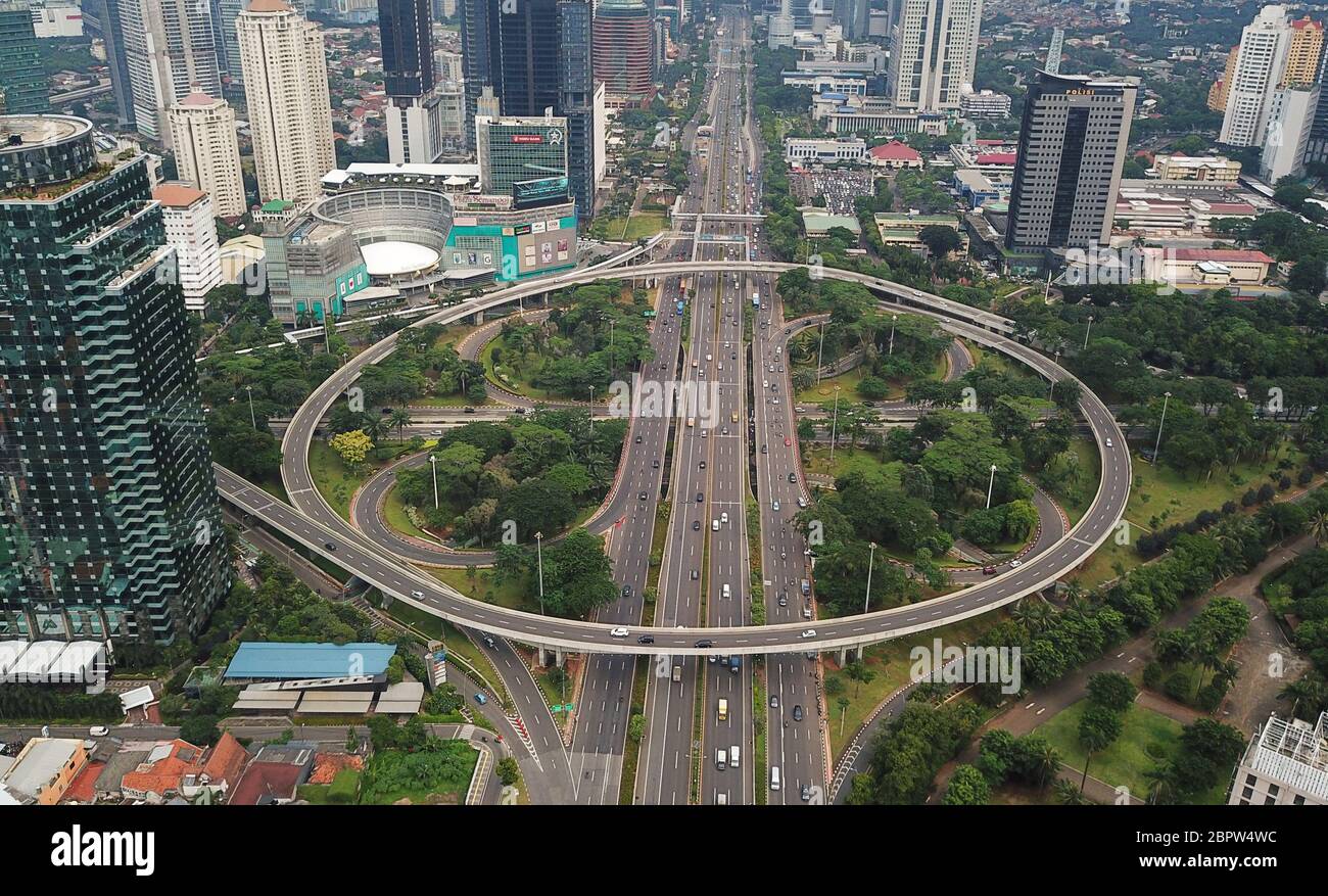 Jakarta, Jakarta, Indonésie. 23 mars 2020. (NOTE DE LA RÉDACTION: Image prise avec drone) un aperçu de l'atmosphère de la rue Semanggi à Jakarta.la croissance économique nationale en Indonésie a été enregistrée à 2.97% (yoy) au premier trimestre de 2020, En baisse par rapport à 4.97 % (année précédente).les données d'avril 2020 indiquent un ralentissement économique persistant, tel que reflété par les baisses révélées dans la dernière enquête sur les ventes au détail et l'indice des directeurs des achats. La Banque d'Indonésie prévoit une croissance économique plus faible, conformément à l'impact de la COVID-19. Cependant, en 2021, la croissance économique devrait rebondir sur la croissance mondiale Banque D'Images