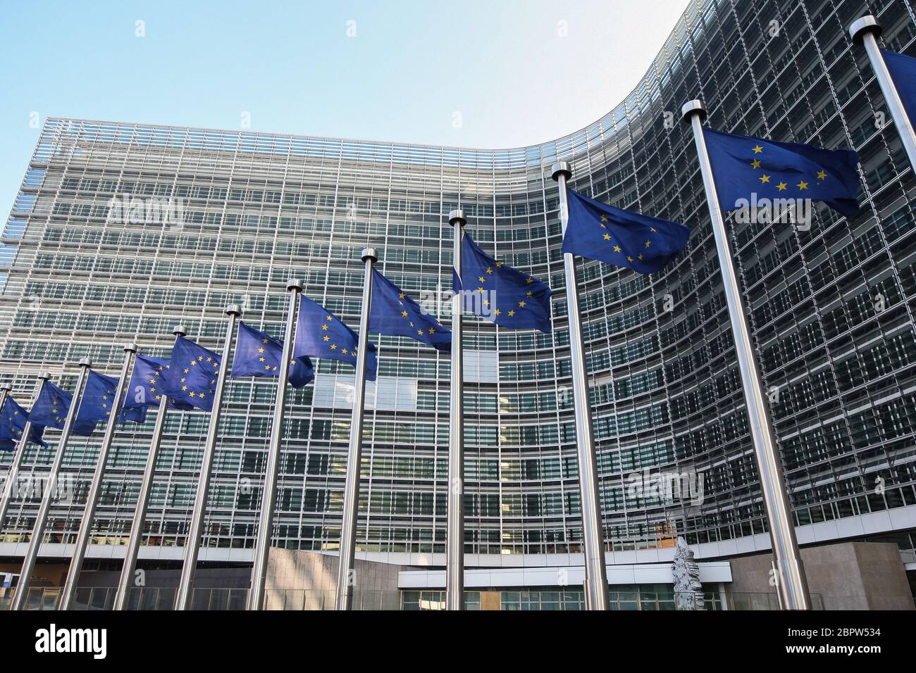 Drapeaux de l'UE hors du Parlement européen, Bruxelles, Belgique - 02 mars 2011 Banque D'Images