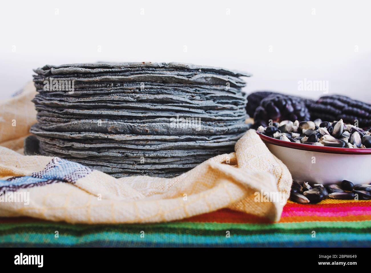 tortillas azules, maïs bleu, cuisine mexicaine traditionnelle au mexique sur fond blanc Banque D'Images