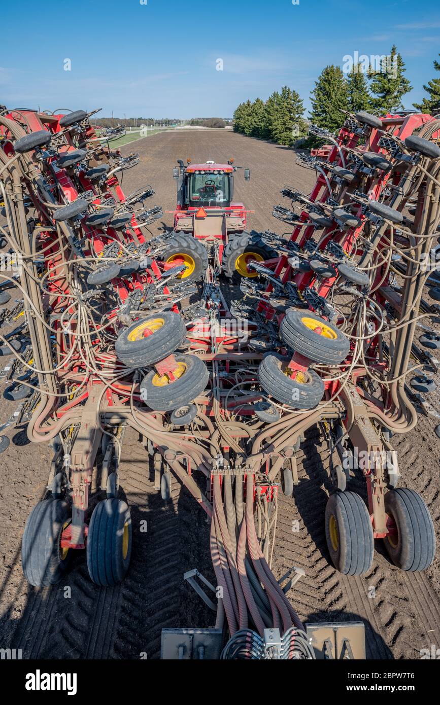 Gros plan du tracteur et du semoir pneumatique pour l'ensemencement en Saskatchewan, au Canada Banque D'Images