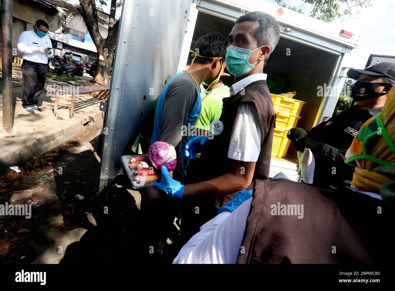 Bandung, Java-Ouest, Indonésie. 20 mai 2020. Les inspecteurs alimentaires transportent des échantillons de légumes pour inspection dans des laboratoires mobiles à Bandung, Java-Ouest, Indonésie, le 20 mai 2020. Cela permet de s'assurer que la circulation alimentaire entre dans la ville dans un état sain et sécuritaire. Dans le passé, il y a eu des inspections alimentaires sur les marchés traditionnels et les marchés modernes. Crédit: Agvi Firdaus/ZUMA Wire/Alay Live News Banque D'Images