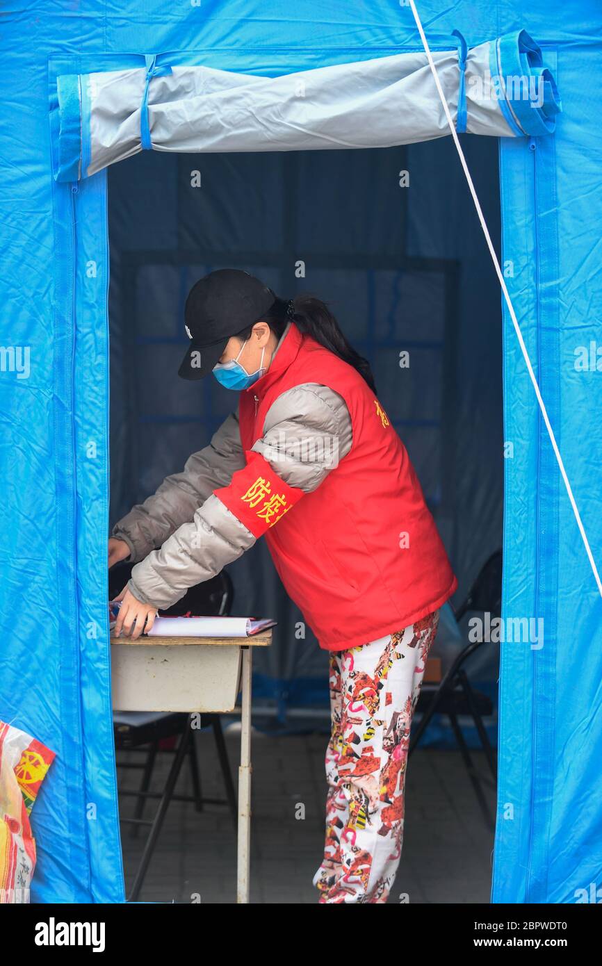 Jilin, province chinoise de Jilin. 19 mai 2020. Un travailleur communautaire est en service dans une collectivité de la zone de développement industriel de haute technologie de Jilin City, dans la province de Jilin, dans le nord-est de la Chine, le 19 mai 2020. La province de Jilin, dans le nord-est de la Chine, a signalé quatre nouveaux cas confirmés de COVID-19 mardi, a déclaré la Commission nationale de la santé dans son rapport quotidien mercredi. Crédit: Yan Linyun/Xinhua/Alay Live News Banque D'Images