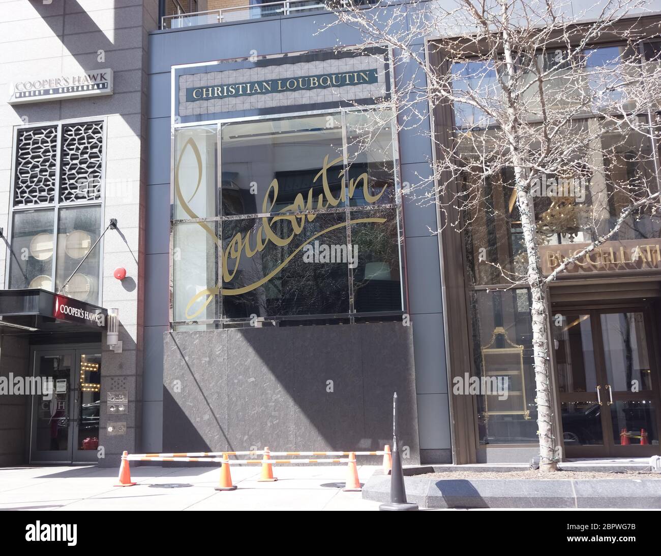Christian Louboutin Covid fermeture de magasins magasin haut de gamme de la Gold Coast de Chicago a pris de l entete pendant la pandemie COVID 19 Photo Stock Alamy