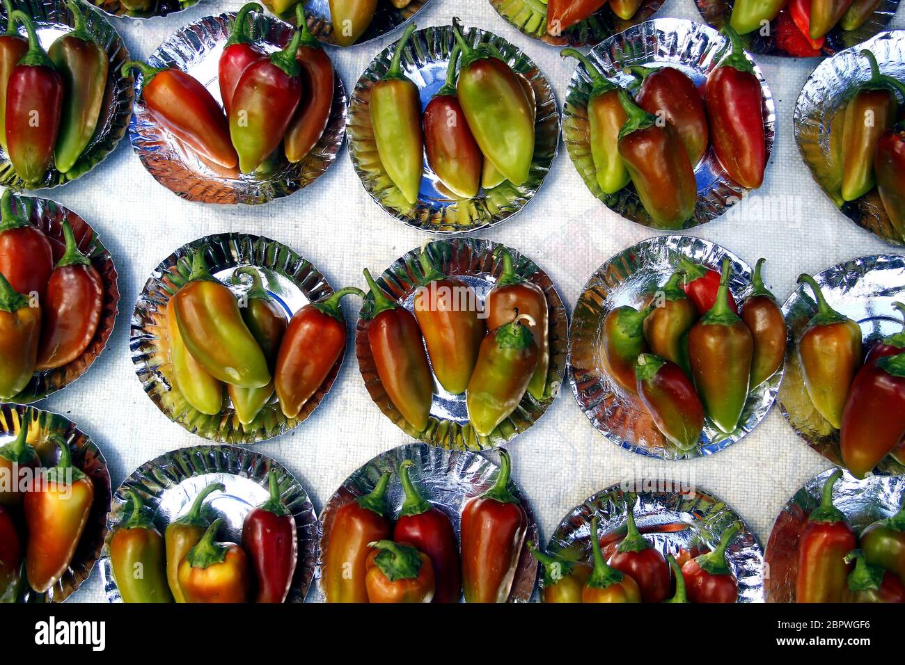 Photo de poivron frais vendu sur un marché public. Banque D'Images