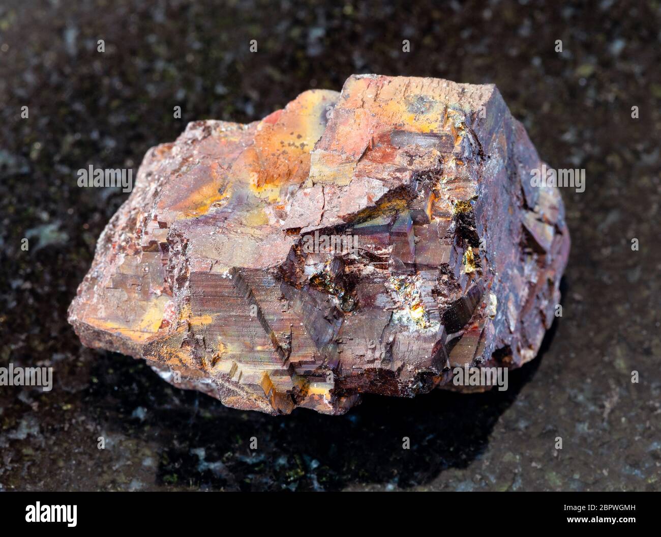 gros plan d'échantillon de minéraux naturels de la collection géologique - roche sidéralite non polie sur fond de granit noir de Cordoue, Andalousie, Espagne Banque D'Images
