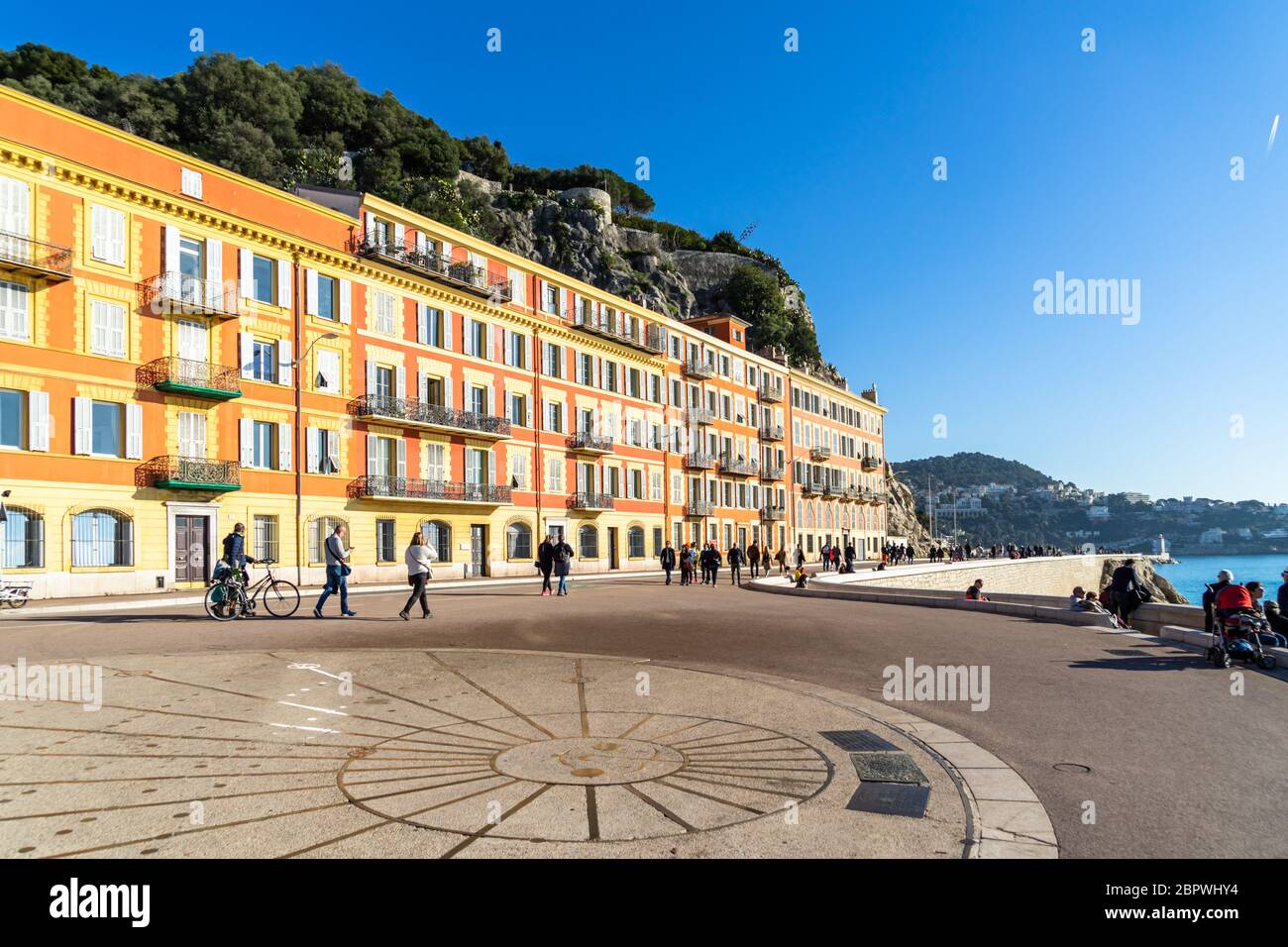 Un grand cadran solaire à la Promenade des Anglais, le célèbre front de mer de Nice. Nice, France, janvier 2020 Banque D'Images