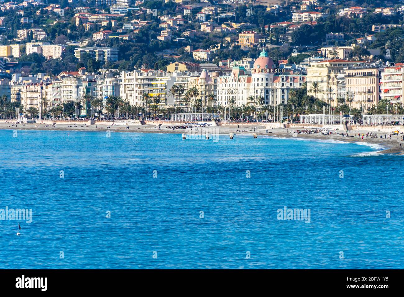 Vue sur le front de mer de Nice, la Promenade des Anglais, avec le célèbre Hôtel Negresco. Nice, France, janvier 2020 Banque D'Images