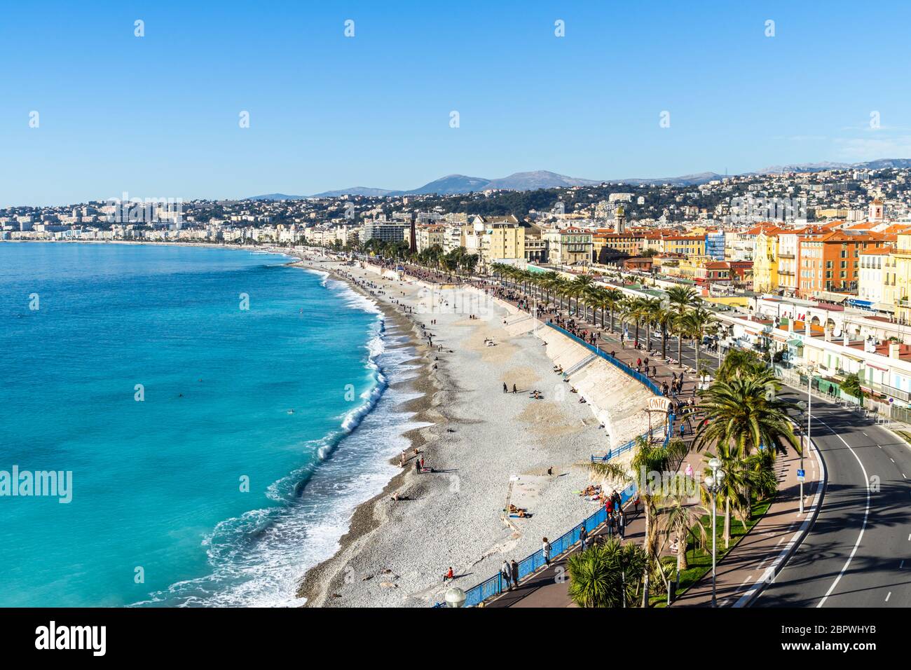Vue panoramique sur la célèbre Promenade des Anglais, la plus célèbre attraction touristique de Nice, France Banque D'Images