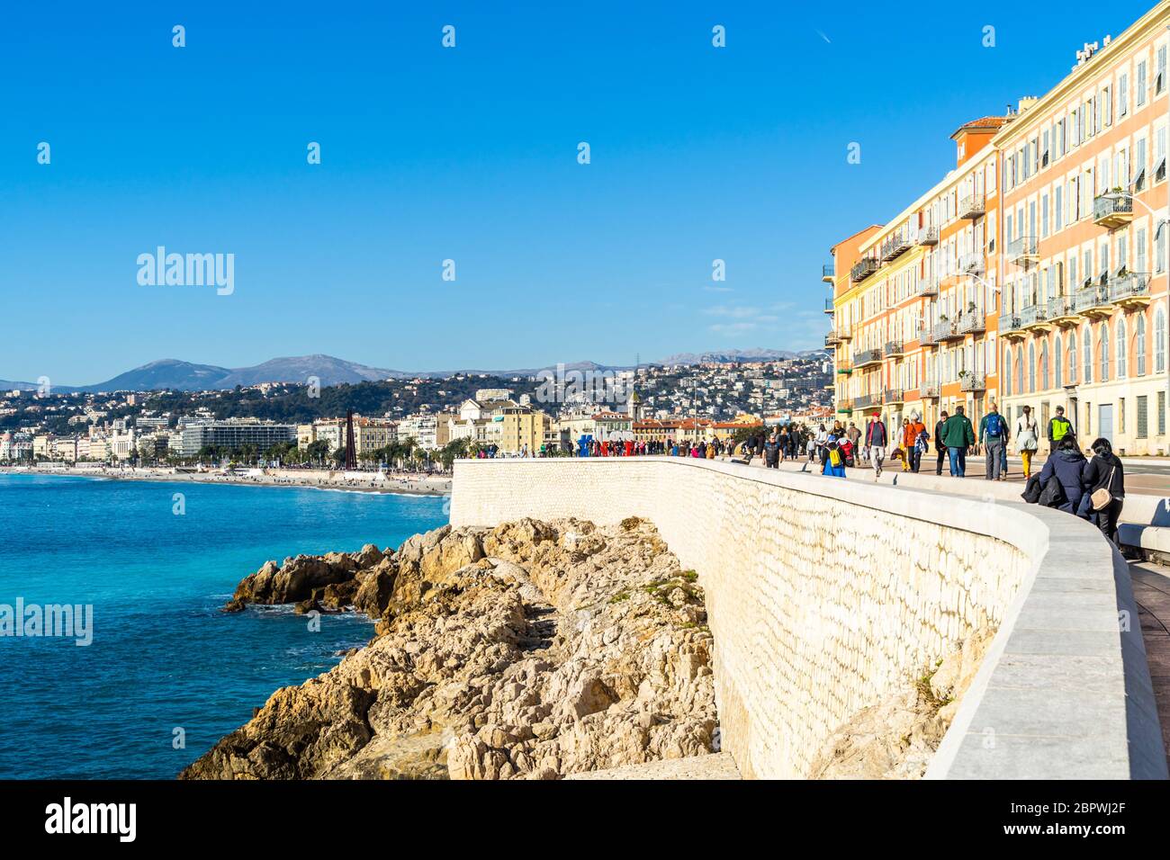Vue sur le Quai Rauba Capeu à Nice, qui offre une vue magnifique sur la baie des Anges. Nice, France, janvier 2020 Banque D'Images