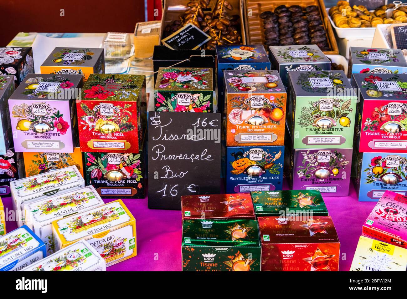 Nice, France, janvier 2020 – divers tisanes et bio-tisane à vendre dans un marché au Corus Saleya Banque D'Images