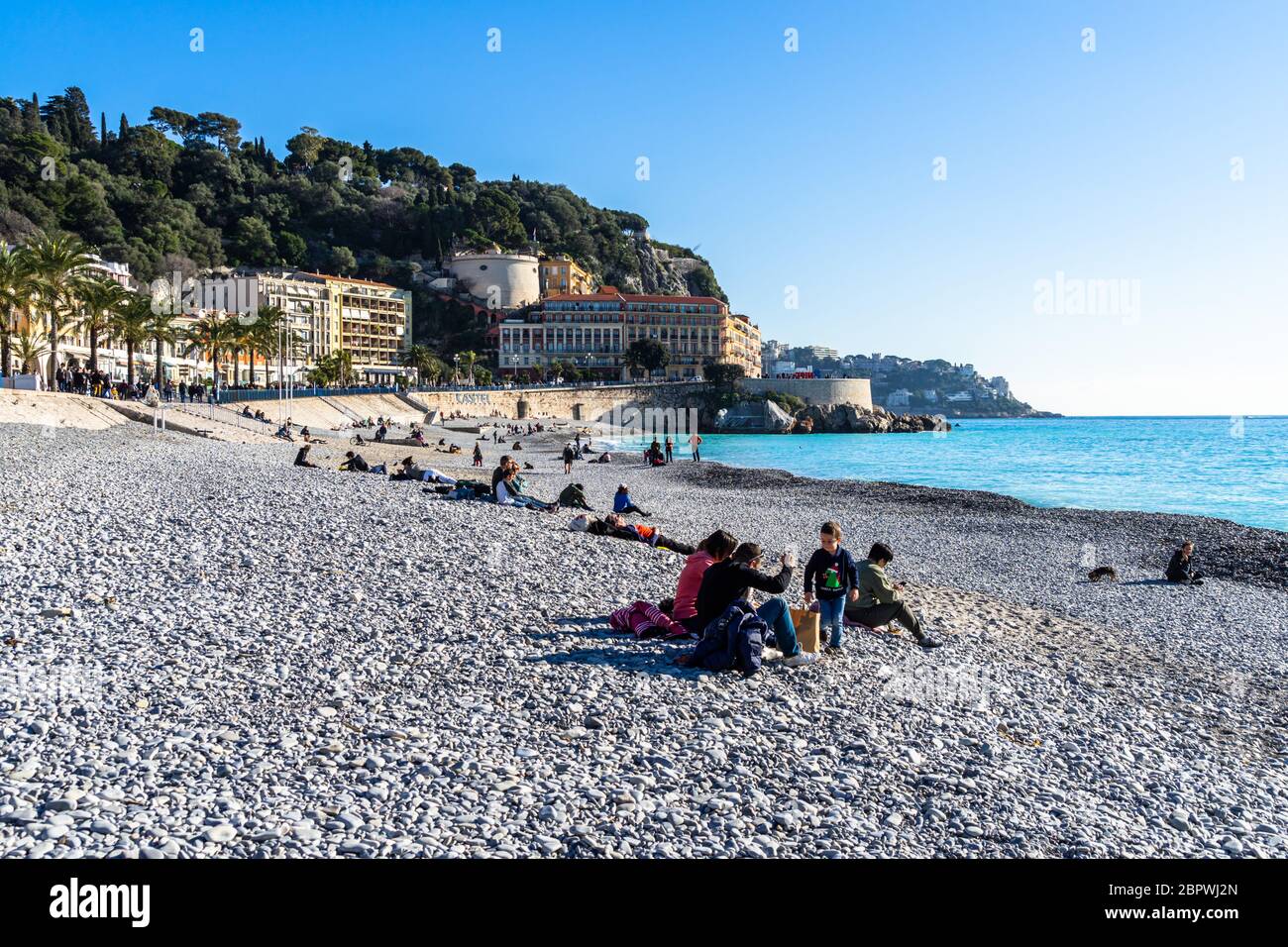 Nice, France, janvier 2020 - les gens profitent d'une journée d'hiver ensoleillée à la plage de Ponquettes à Nice Banque D'Images