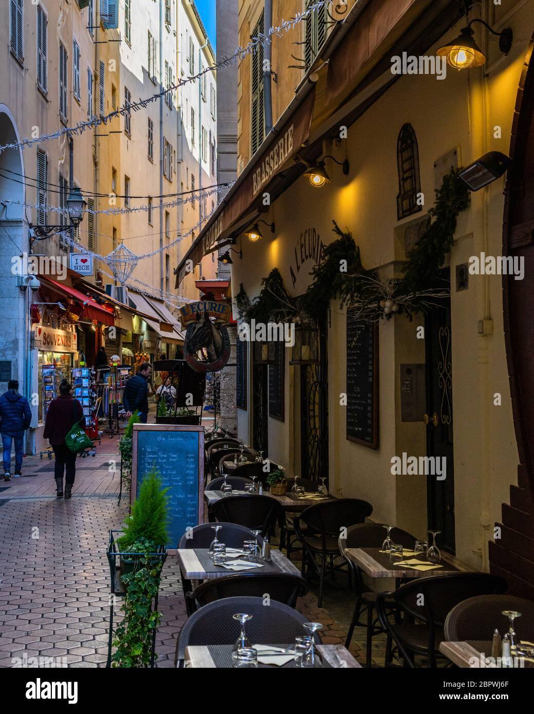 Nice, France, janvier 2020 – UNE brasserie typique (restaurant français) dans une rue piétonne de la vieille ville de Nice Banque D'Images