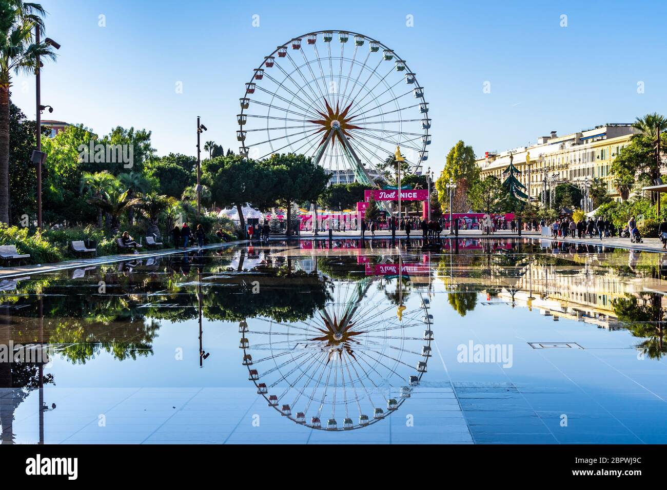 Vue panoramique sur la grande roue de Nice, reflétée dans les eaux des fontaines de la Promenade du Paillon. Nice, France, janvier 2020 Banque D'Images