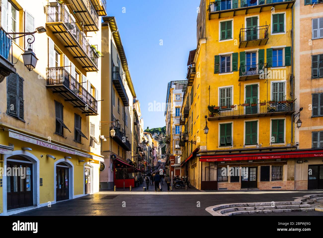 Vue sur la place Rossetti, l'une des plus importantes places de la vieille ville de Nice. De la place Rossetti au départ de la rue Rossetti menant au château de Nice Banque D'Images