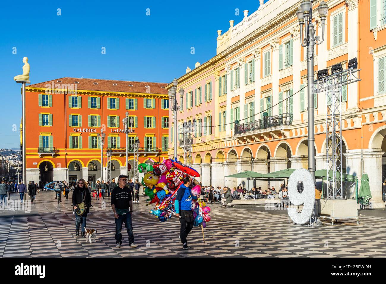 Nice, France, 5 janvier 2020 - les gens qui profitent d'une journée ensoleillée sur la place Massena, la place historique principale de Nice Banque D'Images