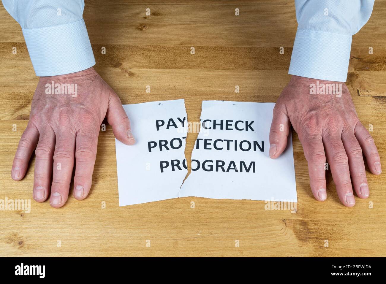 un homme cède sur le programme de protection de chèque de paie Banque D'Images