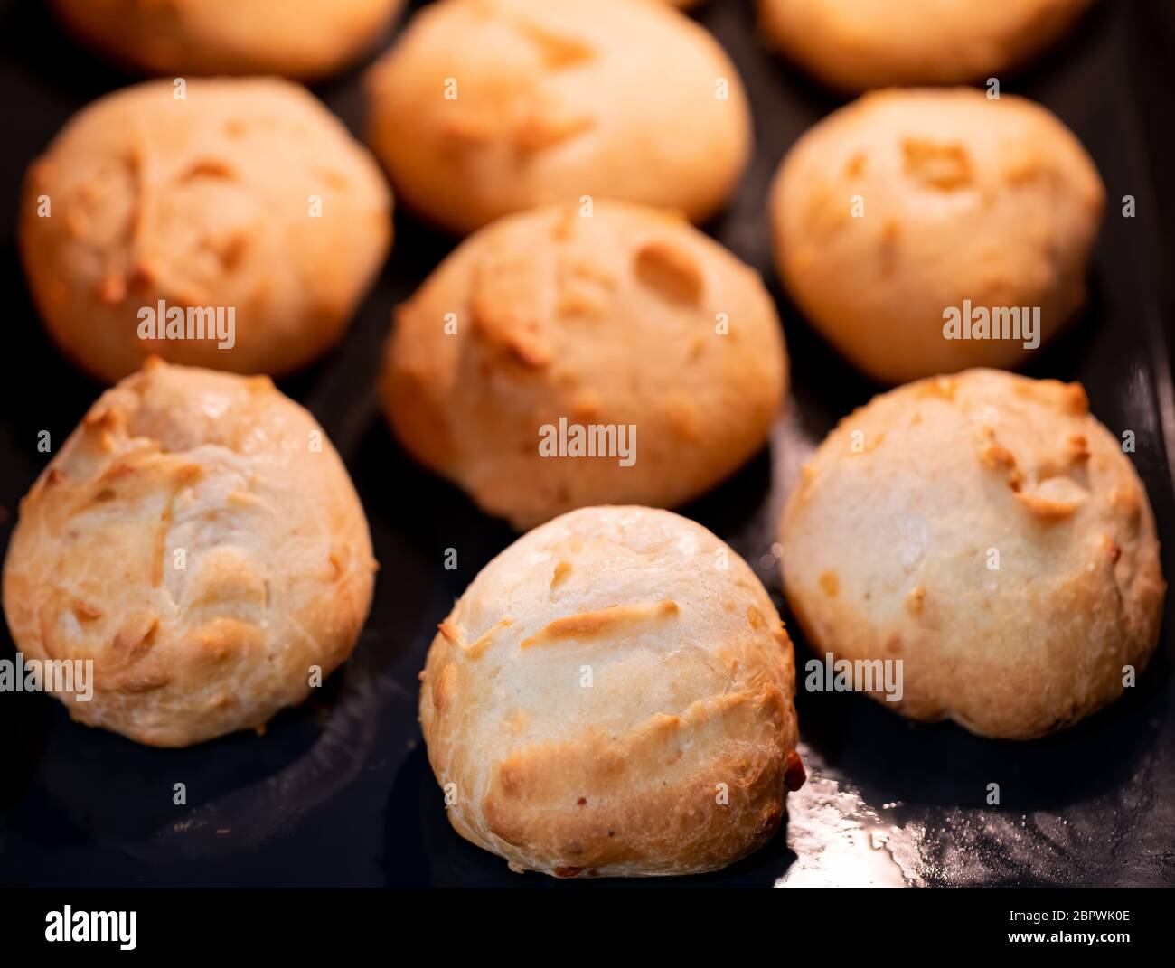 Boulettes de pain au fromage sur la plaque du four Banque D'Images