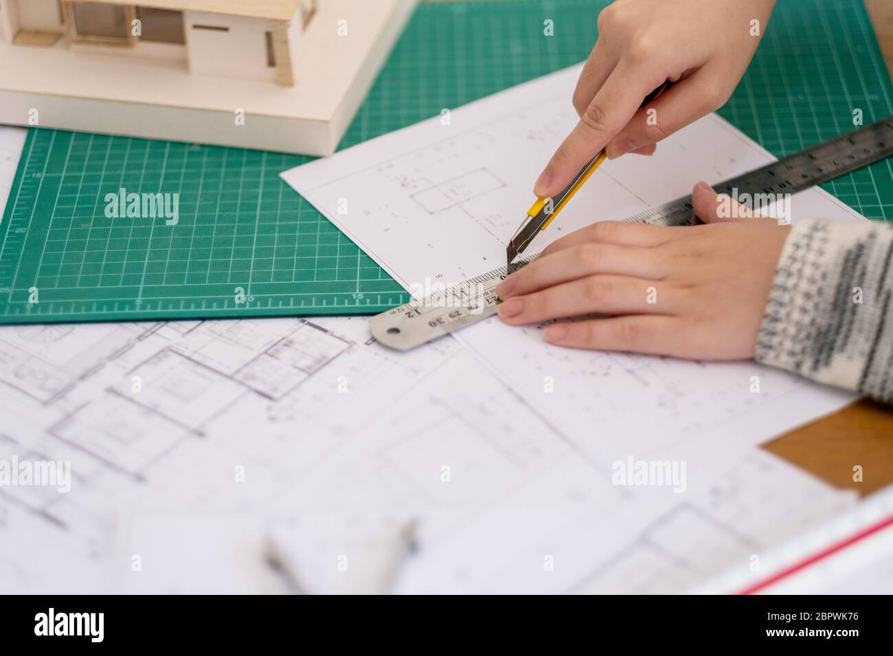 Un architecte et de travail documents coupe in office Banque D'Images