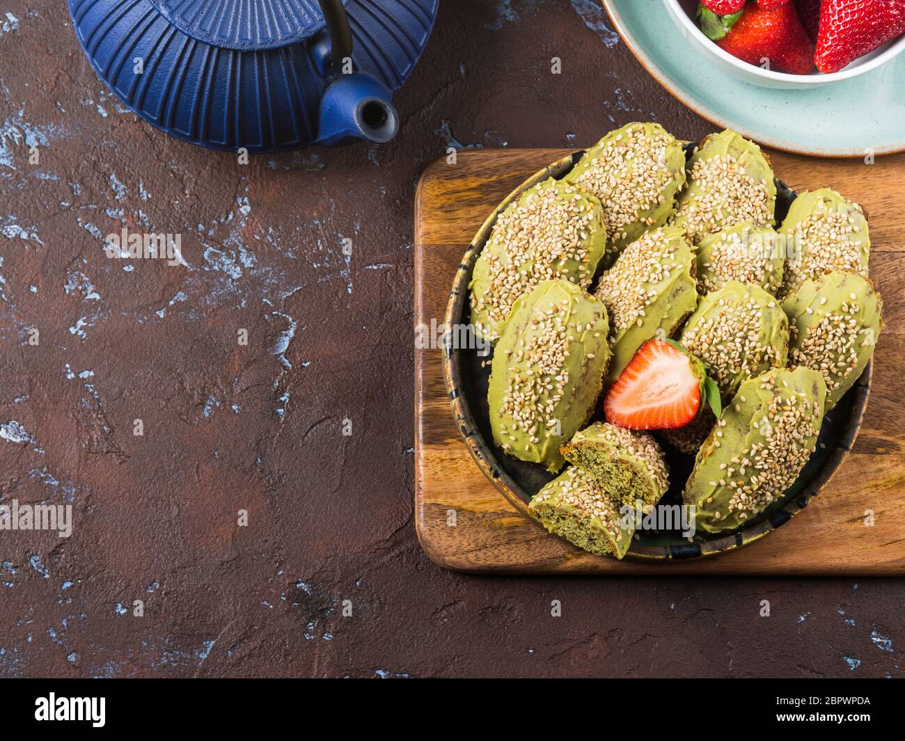 Biscuits matcha madeleine avec glaçage au chocolat Banque D'Images