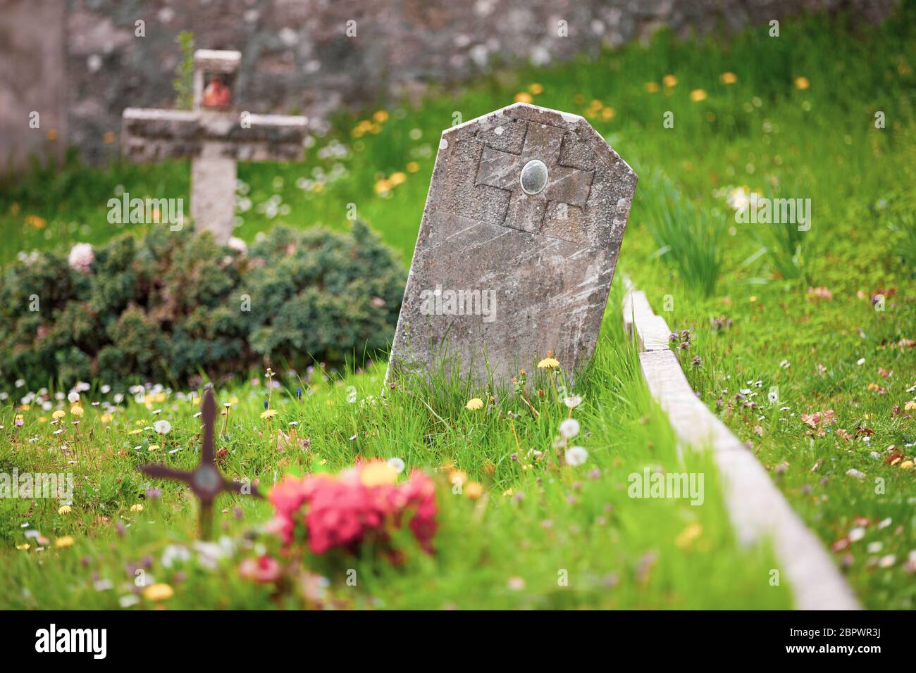Tombe avec croix de pierre et enterrement dans un pré vert. Cimetière  italien de religion chrétienne. Petit cadre ovale vide Photo Stock - Alamy