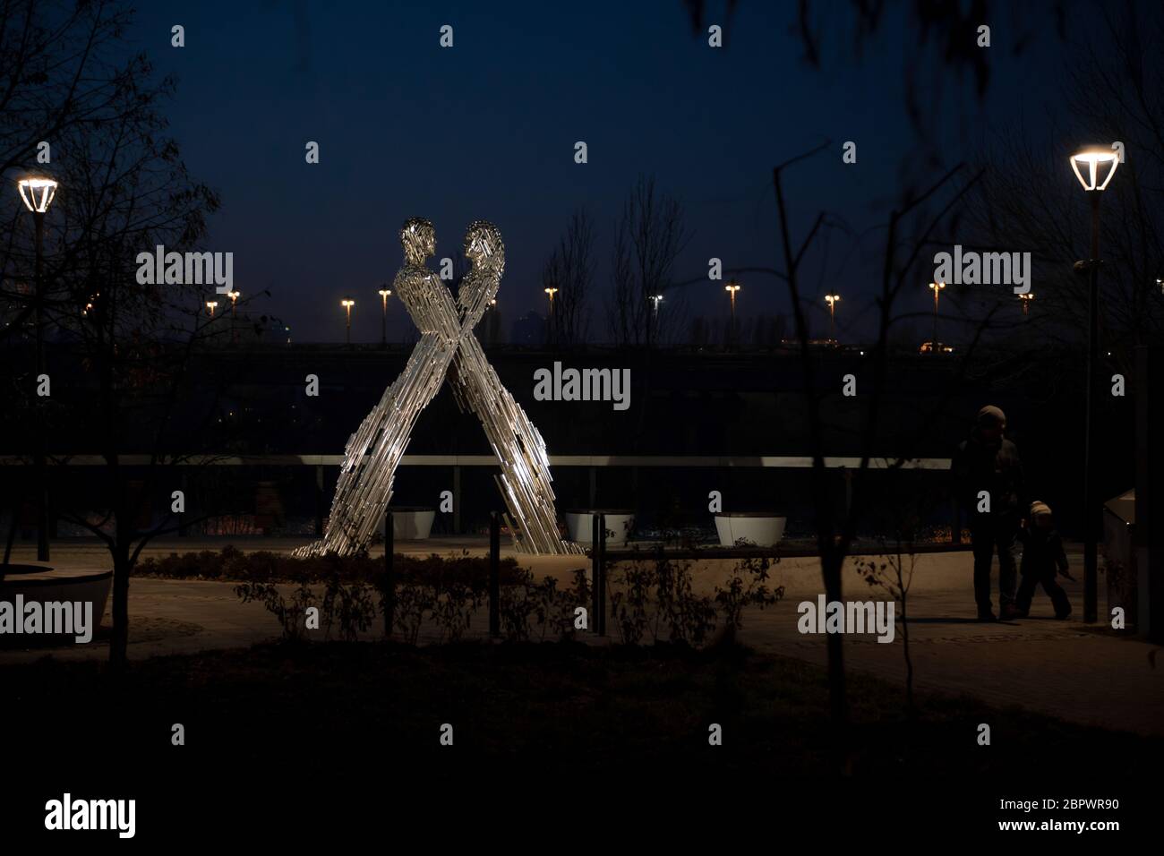 Installation métallique de deux amoureux dans le parc de la soirée de Kiev près du pont sur Dnipro Banque D'Images