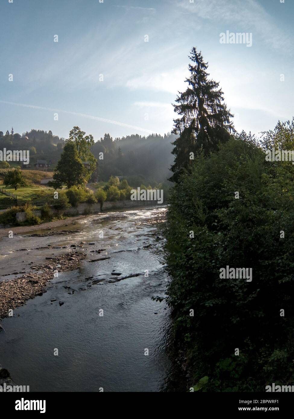 Lever du soleil d'été dans les montagnes de Carpates. Vue pittoresque le matin sur la vallée de la montagne. Photo post-traitée de style artistique. Beauté du concept de la nature Banque D'Images