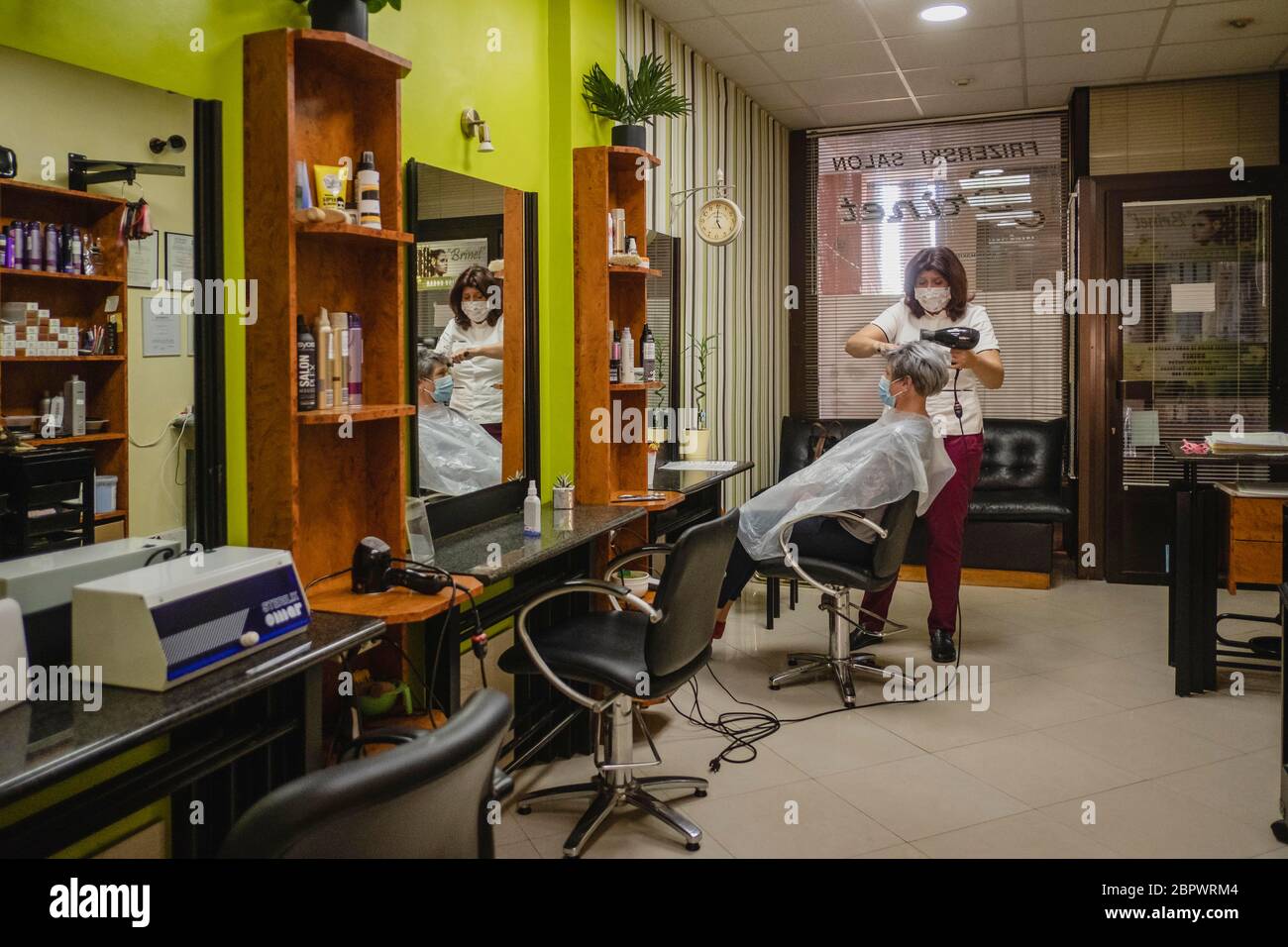 C'est le premier jour de retour au travail en Croatie pour les salons de coiffure et les salons de coiffure pendant la pandémie de Covid19. Une seule personne est autorisée au salon par rendez-vous et un salon de coiffure ou de coiffure. Croatie. Banque D'Images
