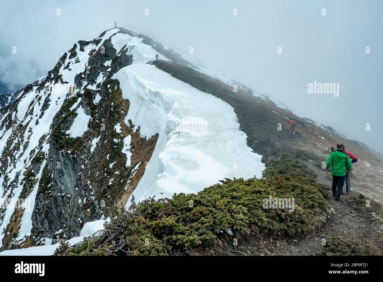 Randonneurs en haut de la montagne Banque D'Images