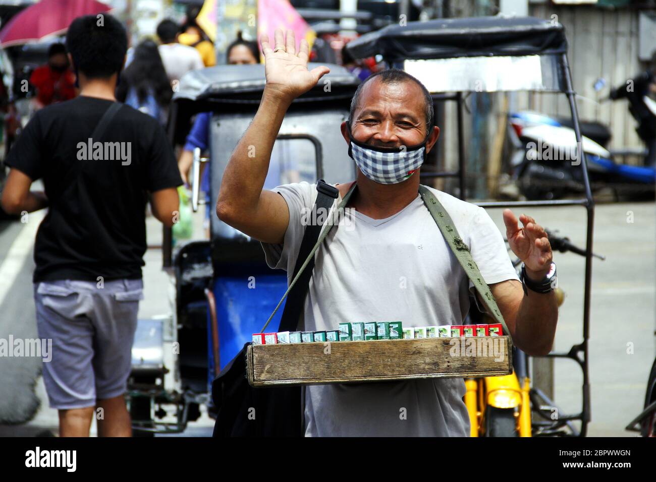 Antipolo City, Philippines - 16 mai 2020 : le vendeur de rue vend des cigarettes et des bonbons après que les règles de quarantaine ont été assouplies après une co améliorée de deux mois Banque D'Images