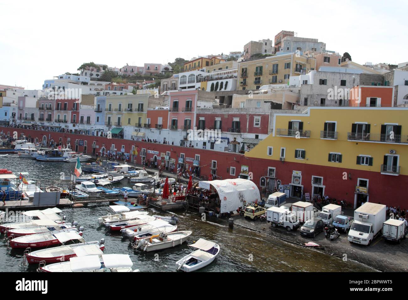 Ponza, Italie - 20 août 2017 : le port de Ponza vu du ferry Banque D'Images