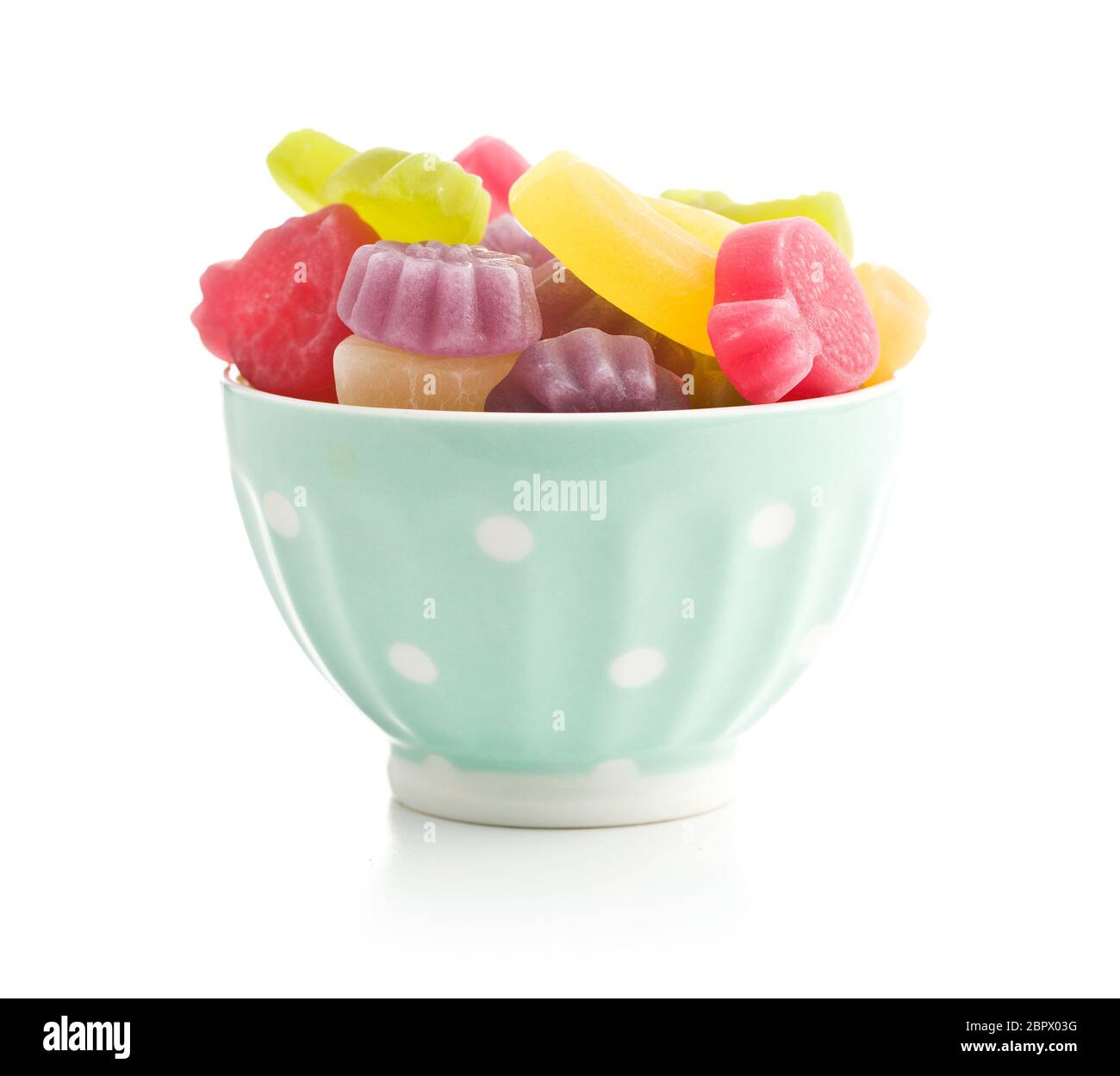 Bonbons gelée de fruits dans un bol isolé sur fond blanc. Banque D'Images