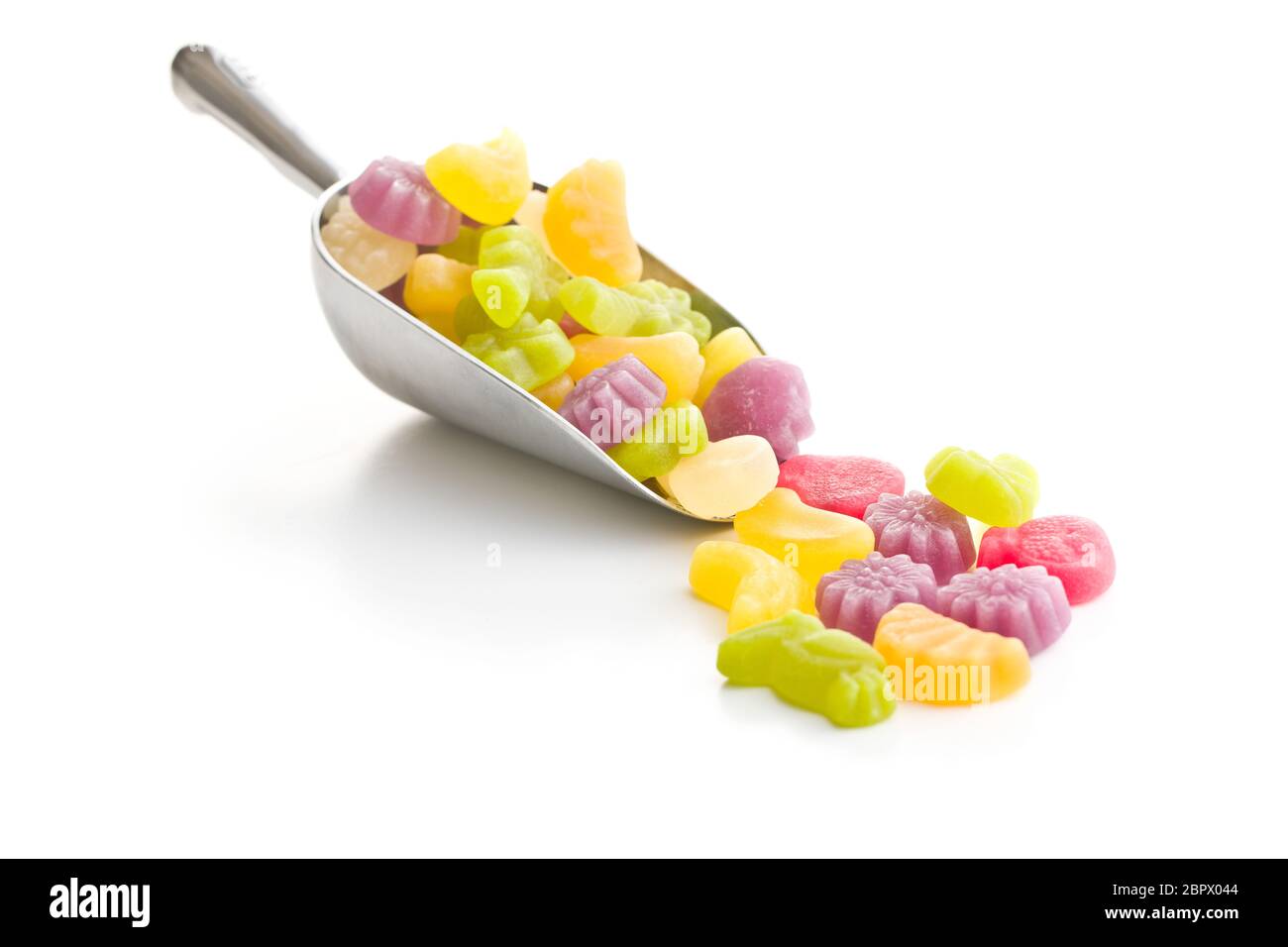 Bonbons gelée de fruits en écope isolé sur fond blanc. Banque D'Images