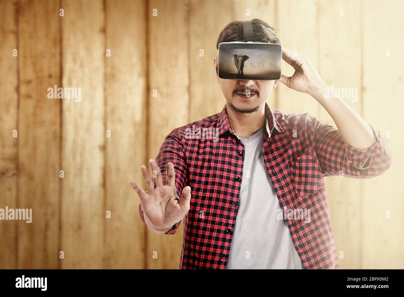 Asian man looking at floue animaux sauvages avec dispositif de réalité virtuelle. La technologie de la réalité augmentée Banque D'Images