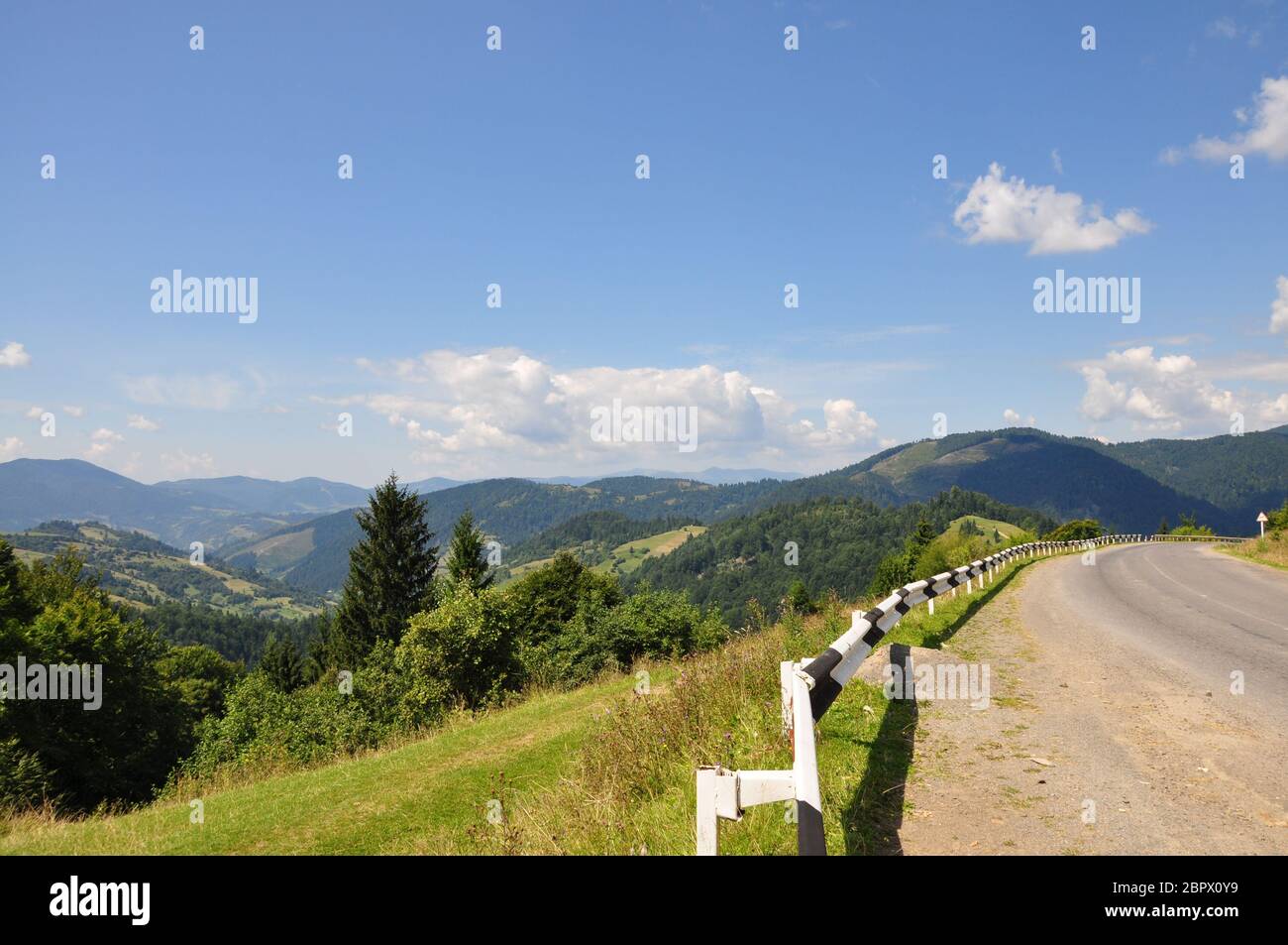 Route vers les montagnes sur la rupture dans les Carpates Banque D'Images