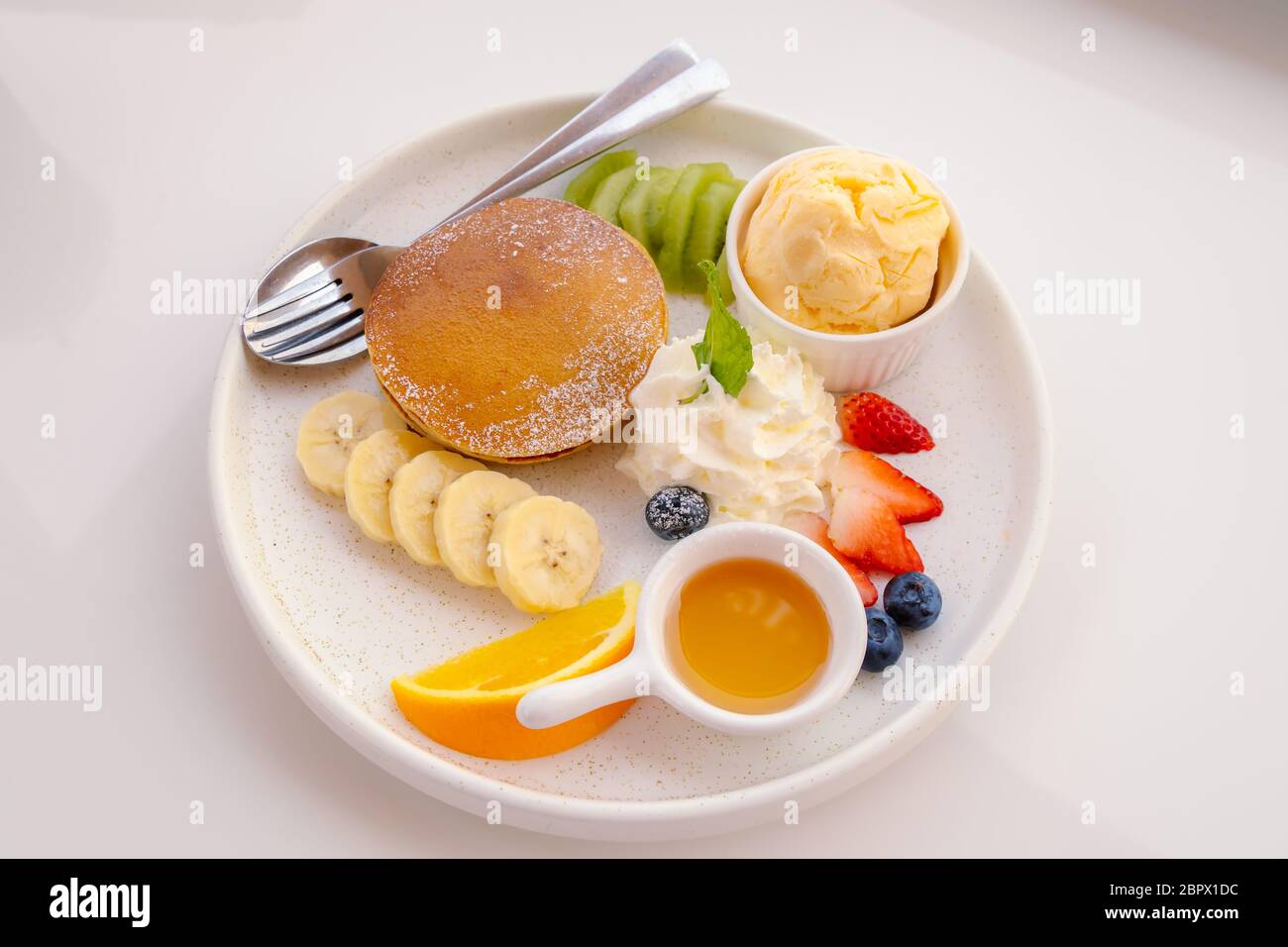 Crêpes aux fruits, glace à la vanille et crème fouettée Banque D'Images