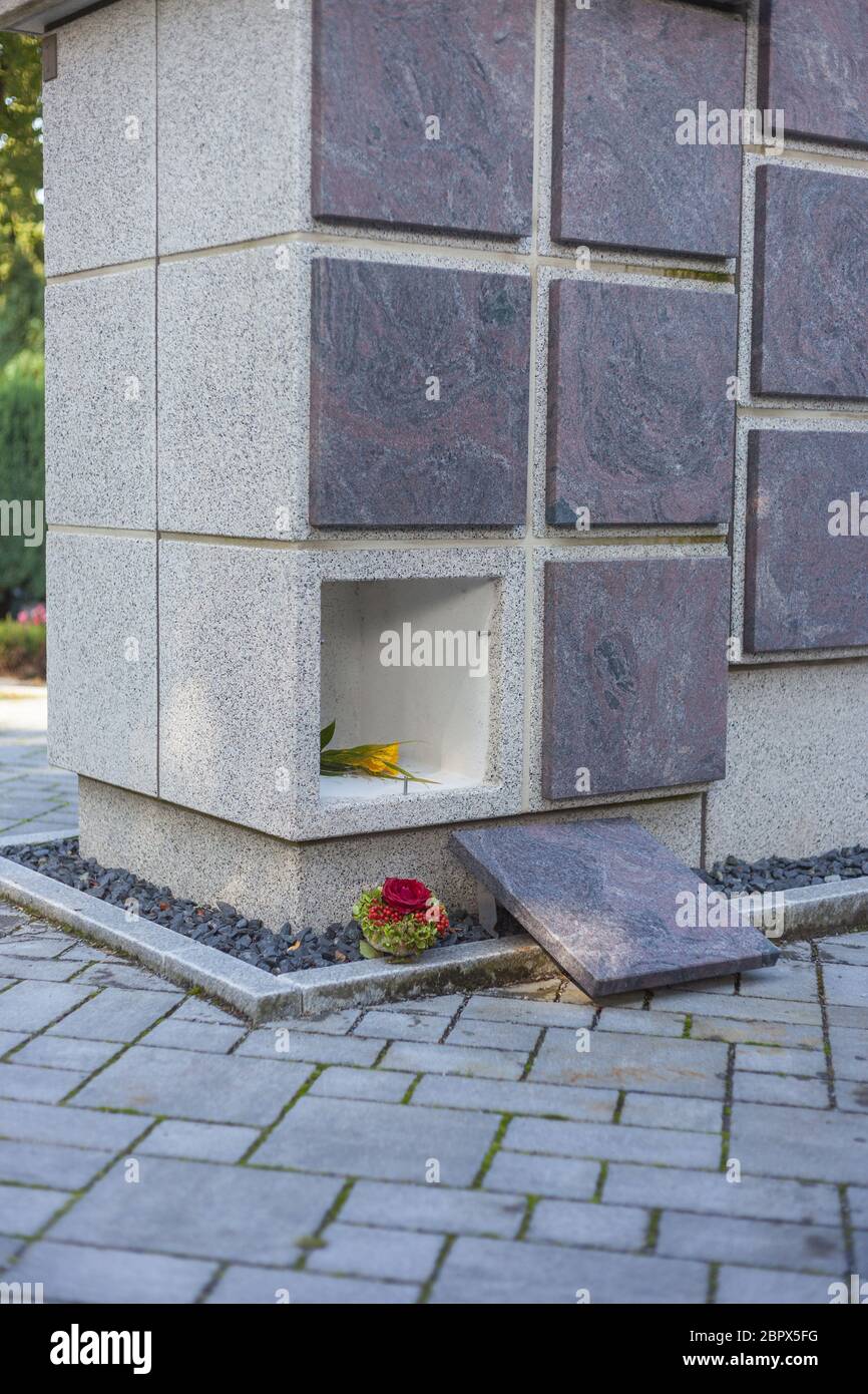 Pierre un columbarium avec un créneau vide et sans une urne Banque D'Images