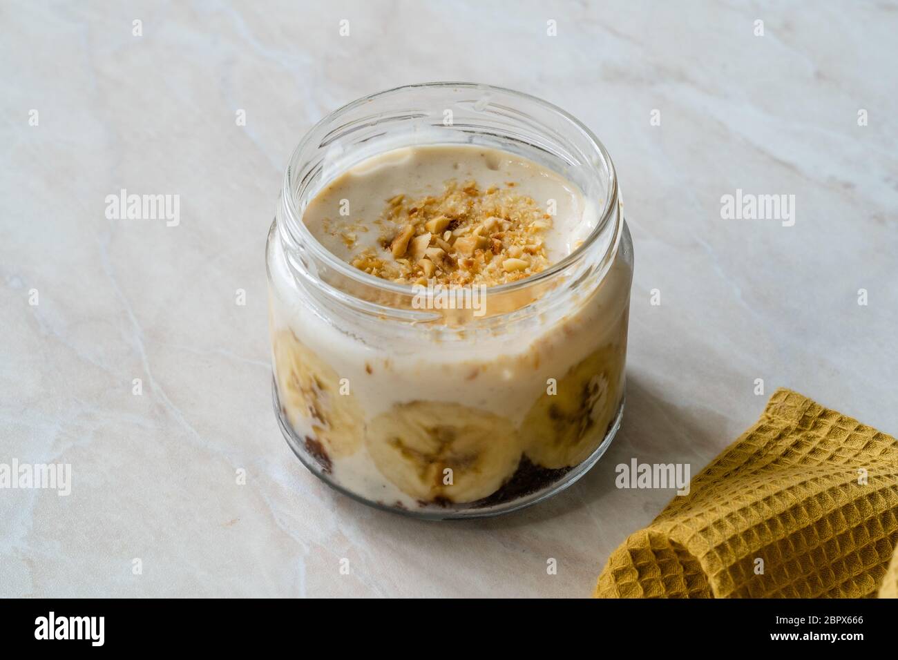 Pudding Au Lait De Banane Maison Avec Lait D Amande Gateau Au Chocolat Sans Gluten Garniture En Poudre De Legumes Et De Noisettes Dessert Au Magnolia Turc Sain Ou Photo Stock